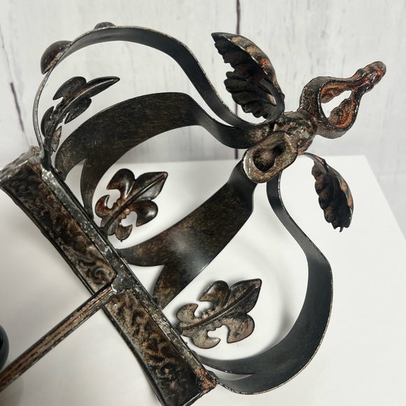 Rustic metal fleur-de-lis crown wall hook - Picture 4 of 6